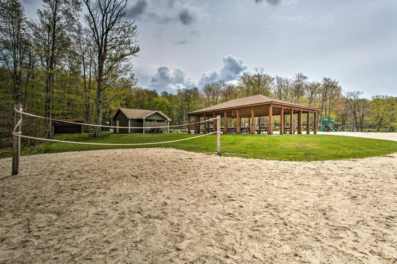 Poconos Vacation Home Walk To Locust Lake! Pocono Lake Extérieur photo